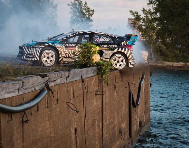 V Gymkhani 9 se Ken Block preganja s Fordom Focusom RX.